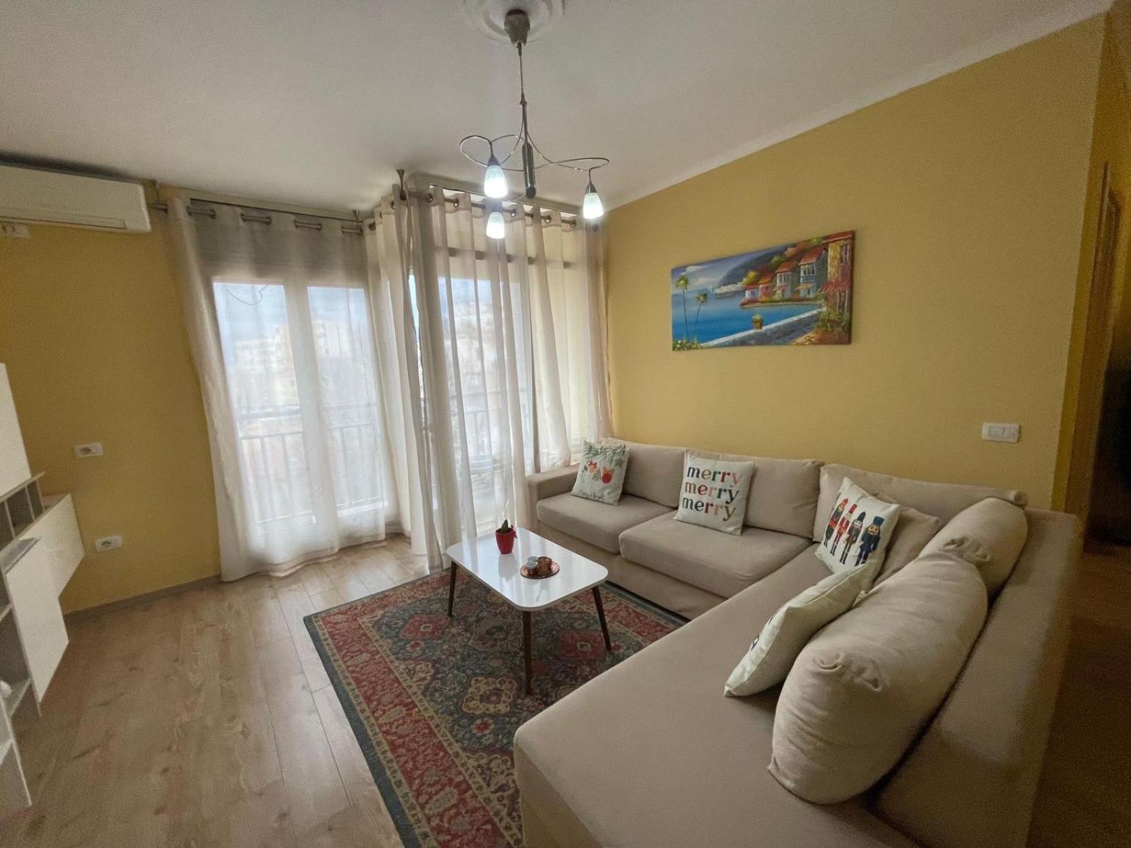 Ergi'S Host Apartment Tirana Esterno foto